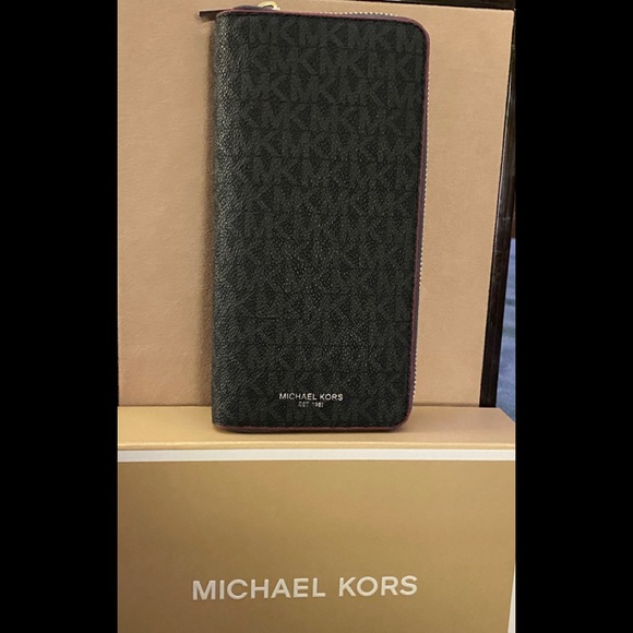 Michael Kors Wallet, Zip Around, TECH FRIENDLY,NEW - Picture 2 of 16